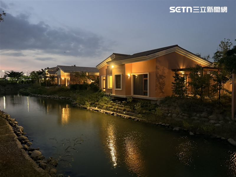 園區內58棟獨立Villa，沿著紅樹林潮間帶採低密度配置。（圖／記者林昱孜攝影）