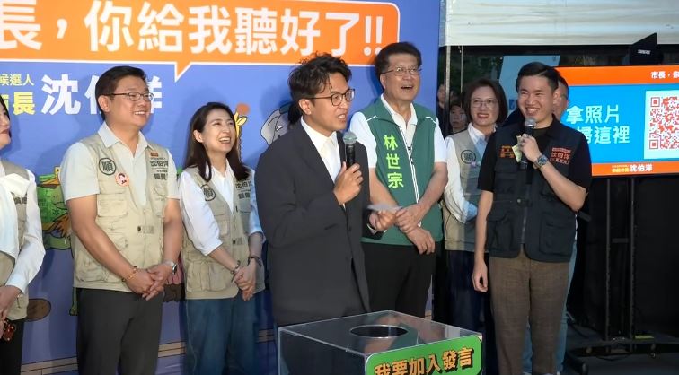民進黨台北市長參選人沈伯洋今(6)日傍晚到捷運劍潭站進行實體肥皂箱活動。(圖/翻攝畫面)