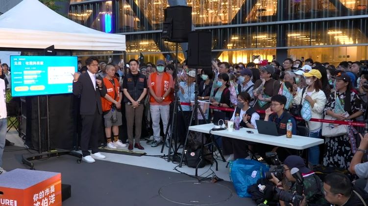 民進黨台北市長參選人沈伯洋今(6)日傍晚到捷運劍潭站進行實體肥皂箱活動。(圖/翻攝畫面)