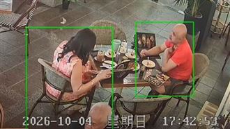 吃霸王餐新招？大馬男疑自拔胸毛放進餐點