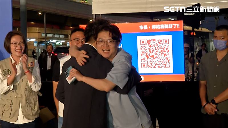 沈伯洋對於北市性別友善政策提出主動面以及被動面說明,市民下台後也感動擁抱