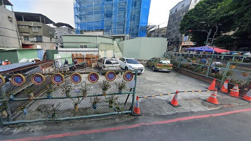新市府推動「新北美樂地2.0」計畫，解決路霸問題，近期解決板橋、新莊2處道路問題，分別改為YouBike站點、拓寬巷道使用。（圖／翻攝Google Maps）