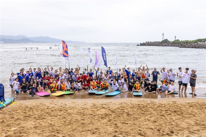 36名參加衝浪的輪椅人,及協助的志工、工作人員們。(圖/台灣輪椅人協會)