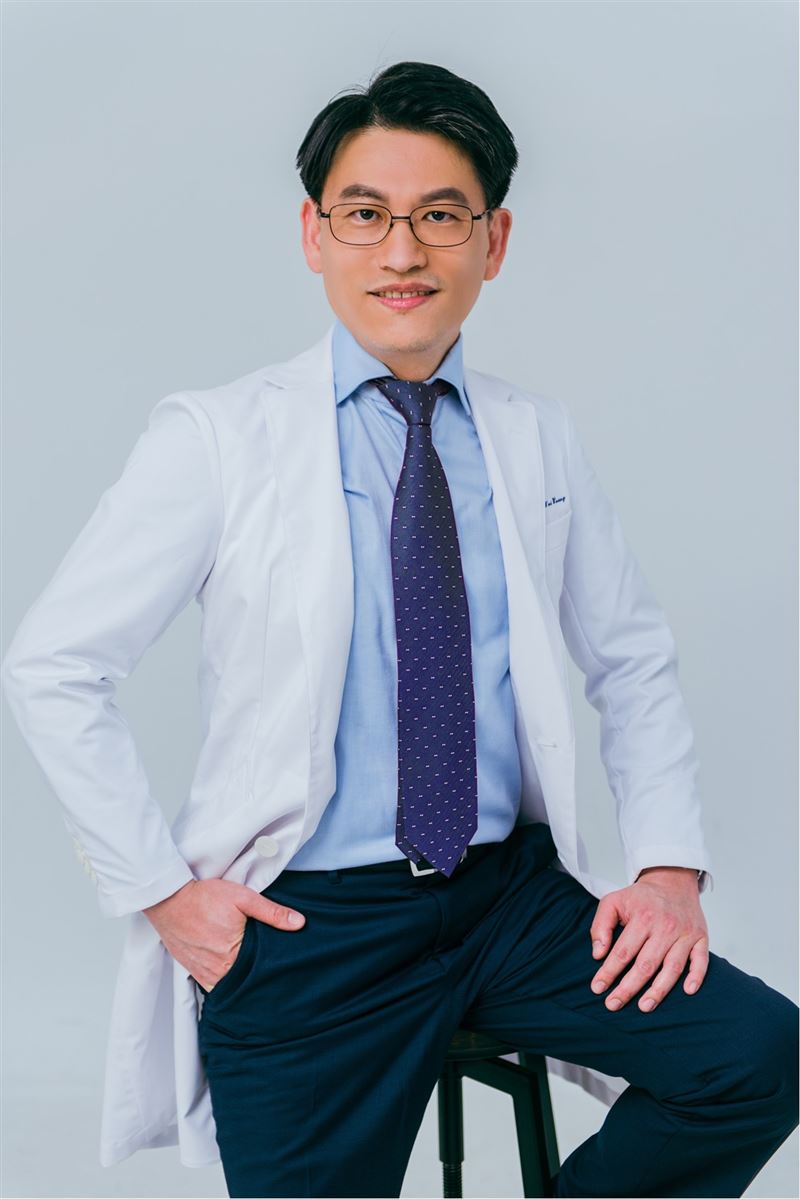 彰濱秀傳紀念醫院皮膚科黃星瑋醫師指出,乾癬是體內免疫細胞失控所致的慢性發炎,1/3患者會併發關節炎,骨骼破壞難逆轉