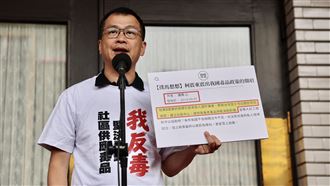 羅智強再批沈伯洋毒品政策國民黨立委羅智強（圖）6日在台北受訪，手持民進黨台北市長參選人沈伯洋2014年談論毒品政策的舊文看板，質疑沈伯洋文中所稱「提供毒品」究竟指何種毒品，並再度針對毒品除罪化及減害政策主張提出質疑。中央社記者王飛華攝　115年10月6日