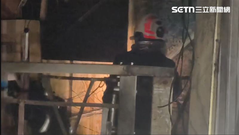 台中市外埔區土城路一棟偏僻鐵皮屋於7日凌晨發生嚴重火警。(圖/翻攝畫面)