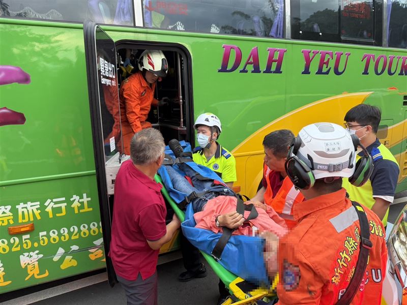 一輛載有約30名乘客的遊覽車，今（7日）清晨撞擊民宅。（圖／翻攝畫面）