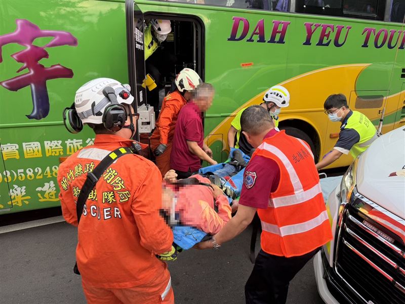遊覽車撞擊民宅共有3人受傷，其中一人意識不清。（圖／翻攝畫面）