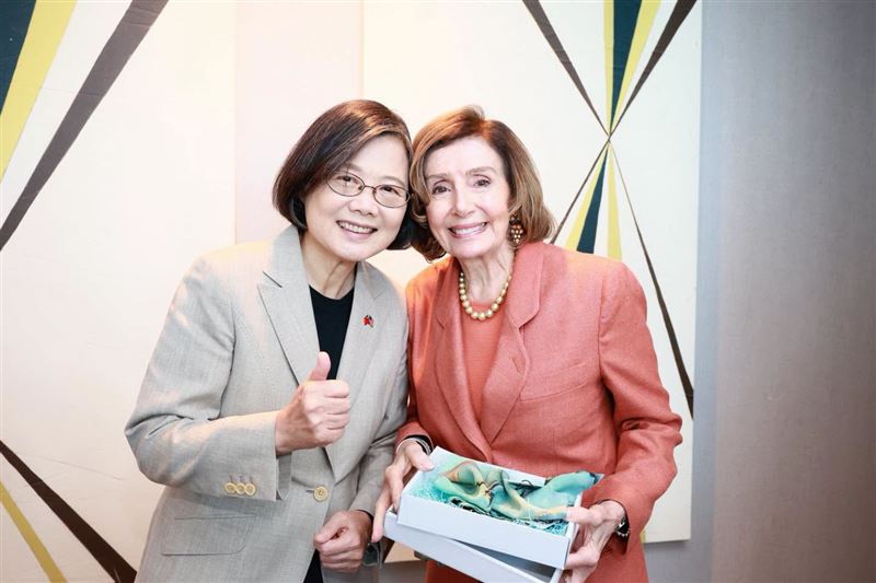 前總統蔡英文訪美,與美國民主黨籍前眾議院議長裴洛西(Nancy Pelosi)會晤(圖/翻攝自蔡英文臉書)