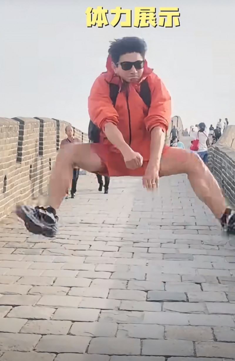 吳奇隆在長城上跳起來證明體力。（圖／翻攝自微博）