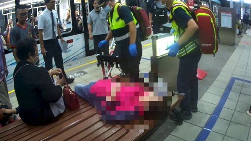 老婦淡海輕軌月台拍美照　不慎落軌險喪命