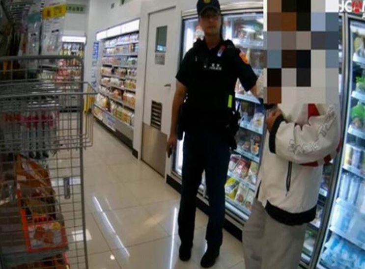 84歲退休員警踏入面對員警關心是否遭到詐騙,自信表示自己也曾是警察,絕不可能被騙。(圖/翻攝畫面)