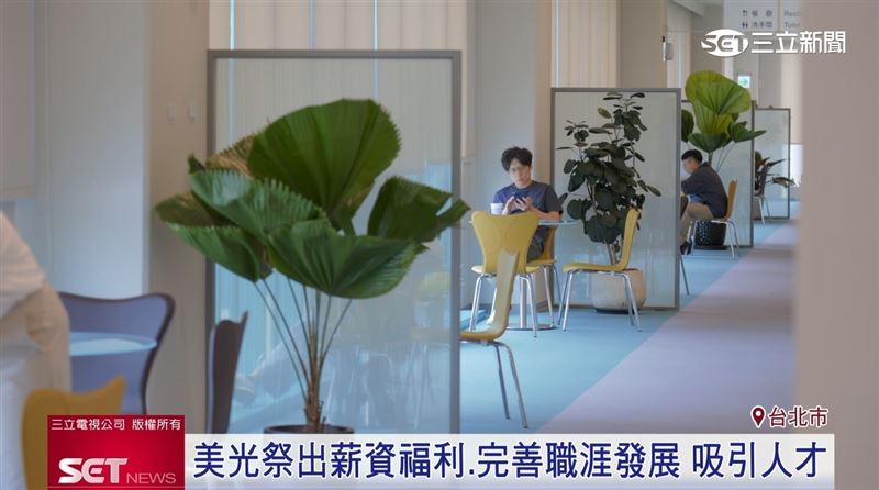 人才戰一路打進校園,徵才活動吸引大批學生到攤位詢問,反映出半導體產業成為學生就業的熱門選擇之一。(圖/擷自三立新聞YT)
