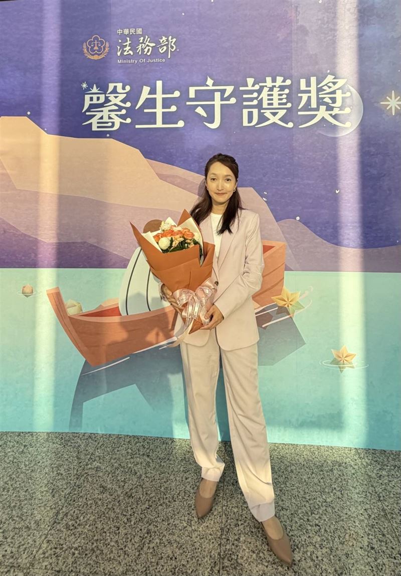 花蓮地檢署檢察官王凱玲長期投入犯罪被害人權益保障,榮獲法務部「馨生守護獎」司法權益類「公義守護組」獎項。(圖/翻攝畫面)