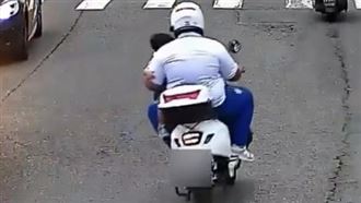 微電車「單手夾幼童」！危險雙網炸鍋