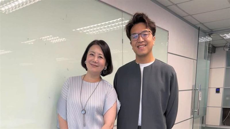 沈伯洋戰袍被神出賣到缺貨　幕後推手發聲