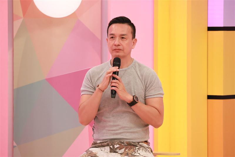 小鐘戀情告吹。(圖/中天提供)