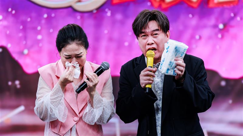 張秀卿唱〈想厝的心情〉情緒潰堤,康康幫拭淚。(圖/中視提供)