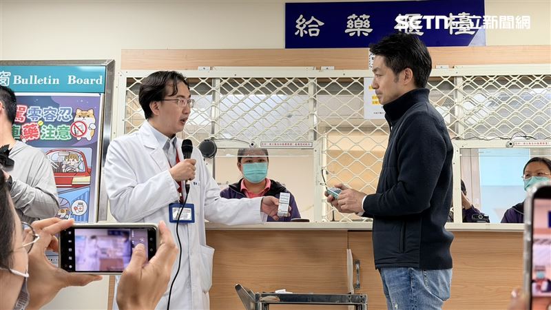 蔣萬安上午至昆明防治中心視察美沙冬療法執行情形，還親自拿起乾淨的針頭組（圖／記者陳思妤攝影）