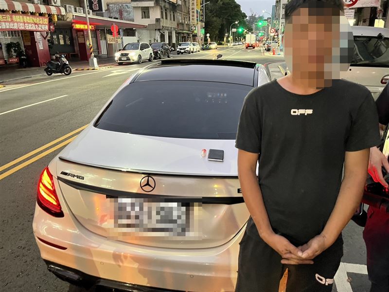 陳男車內散出毒品異味，遭員警在車內搜出K他命等違禁品。（圖／翻攝畫面）