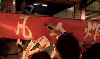 攤商送沈伯洋炸雞喊：市長，請你吃雞腿！