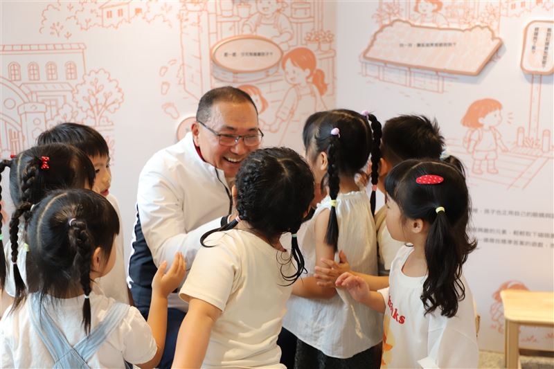 侯友宜市長與幼兒園孩子親切互動，現場氣氛溫馨。（圖／新北市政府提供）