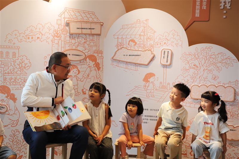 侯友宜市長與幼兒共讀大型繪本，從孩子視角感受學習樂趣。（圖／新北市政府提供）