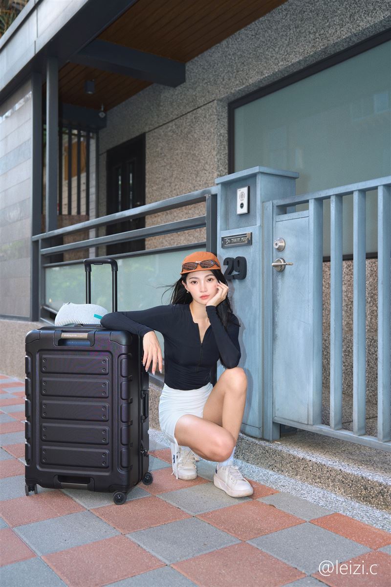 CROWN悍馬箱堅固鋁框搭配防撞護角，兼顧旅途防護與推行穩定。（圖／品牌業者提供）