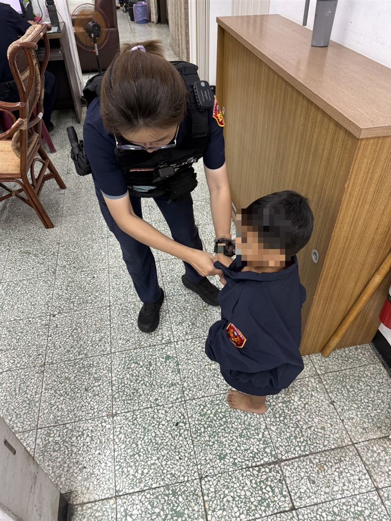 3歲男童晚上打赤膊、光腳，獨自在馬路徘徊，警方接獲熱心民眾通報，將男童帶回警局照顧。(圖／翻攝畫面)