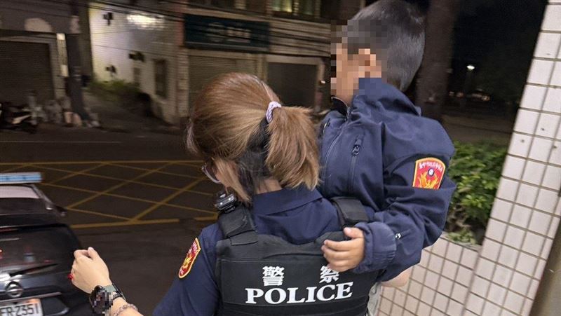打赤膊光腳找爸爸　3歲童馬路狂奔迷途1KM