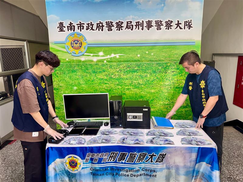 警方查扣現金、電腦等證物。（圖／翻攝畫面）