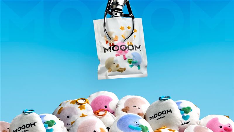 凡消費滿額即可集章兌換「滿滿MOOOM吊飾盲袋」五款造型隨機贈送，數量有限，換完為止。（圖／品牌業者提供）