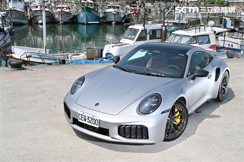 保時捷911 Turbo S擁有標誌性的寬體車身。(圖/記者鍾釗榛攝)