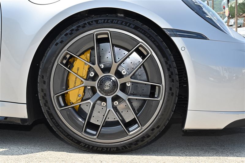 保時捷911 Turbo S煞車與輪胎全面升級。(圖/記者鍾釗榛攝)