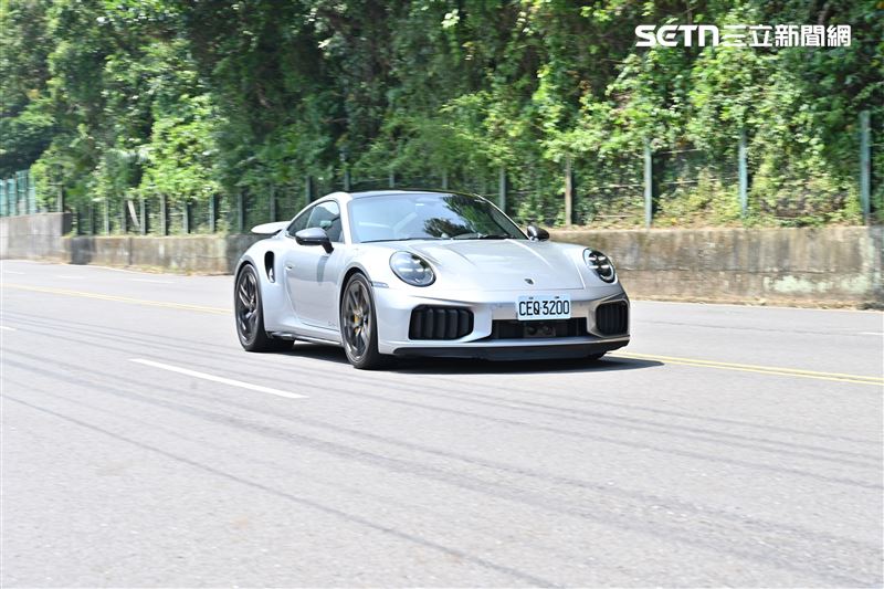 保時捷911 Turbo S蘇然具備強悍動力,卻是一輛好開好上手的跑車。(圖/記者鍾釗榛攝)