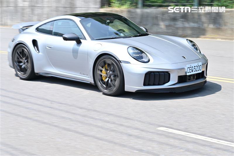 全新911 Turbo S採用3.6升水平對臥六缸引擎搭配T-Hybrid技術。(圖/記者鍾釗榛攝)
