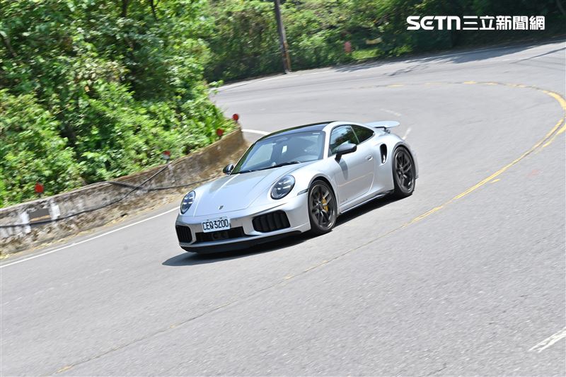 先進的科技系統,即便是第一次駕駛Porsche 911 Turbo S也能游刃有餘。(圖/記者鍾釗榛攝)