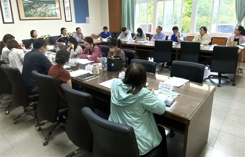 新北市學生輔導諮商中心召開中輟個案會議，整合專業資源，協助學生穩定就學。（圖／新北市政府提供）