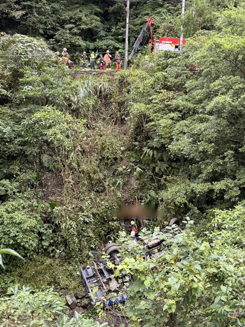 消防隊到場展開救援。(圖/翻攝畫面)