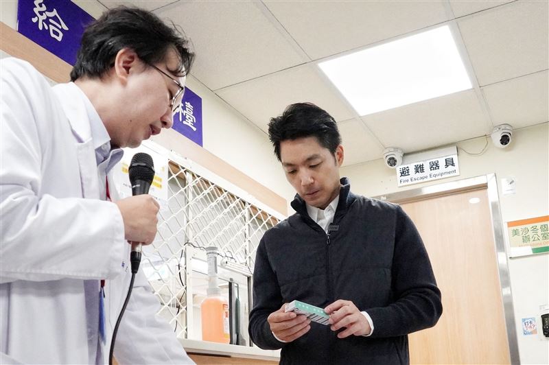 毒品防制議題持續引發政治攻防。圖為市長蔣萬安今視察美沙冬維持療法執行情形。（圖／北市聯醫提供）