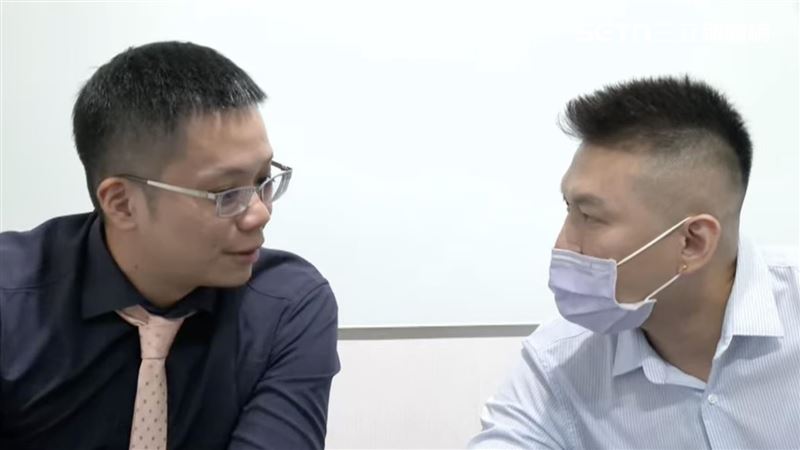 「Commander D」負責人(右)今(7日)被問暗房以及警方搜出的保險套一事