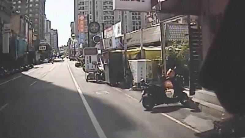 桃園寶山街某知名燒臘店,驚傳爆發持刀砍人衝突,合夥人陳女持菜刀砍王男。(圖/翻攝畫面)