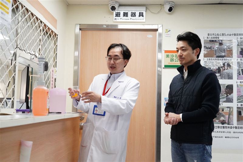 毒品防制議題持續引發政治攻防。圖為市長蔣萬安今視察聯醫昆明院區美沙冬維持療法執行情形。(圖/北市聯醫提供)