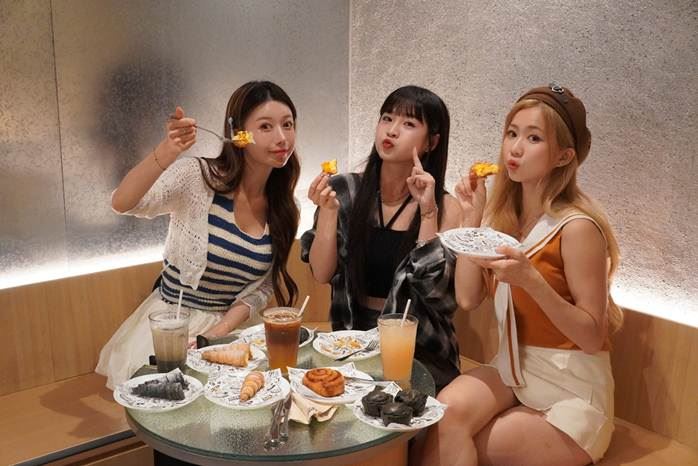 籃籃（中）與李雅英、秀秀子狂吃香港美食。(圖／呆丸籃YT提供）