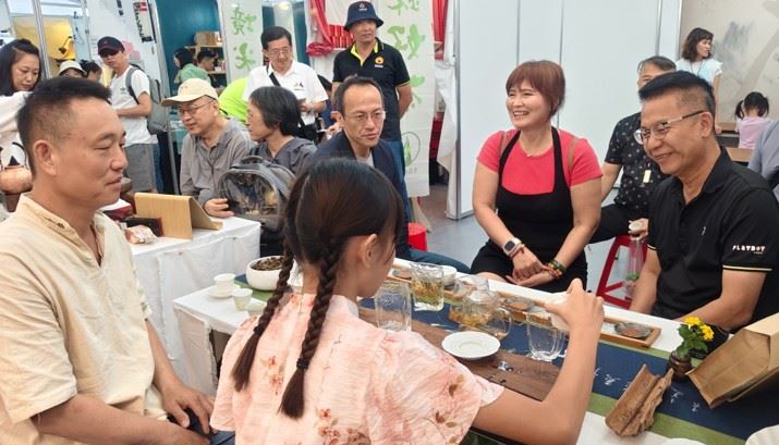 高雄六龜原生種山茶,香氣濃郁,口感甘甜,相當受歡迎,現場有專業的小小茶藝師,沖泡高雄山茶邀民眾品茗,認真的模樣格外可愛。(圖/翻攝畫面)