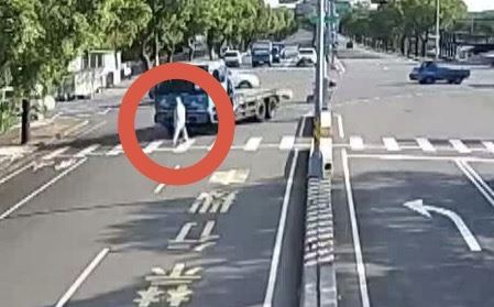 行人地獄！老翁過馬路被撞噴⋯倒臥血泊中