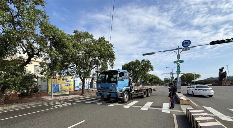 老翁經過路口時慘遭左轉的大貨車撞上。 (圖片/翻攝畫面)