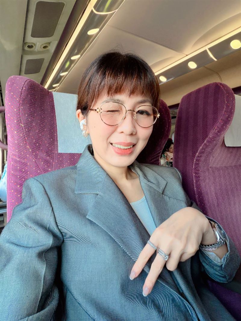 李怡貞律師表示,其實很欣慰羅智強拿應該要問總統層次的問題拿來問沈伯洋。(圖/翻攝自李怡貞臉書)