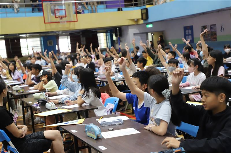 學生在競賽過程中積極思考、投入挑戰，展現數學學習的熱情。（圖／九九文教基金會提供）