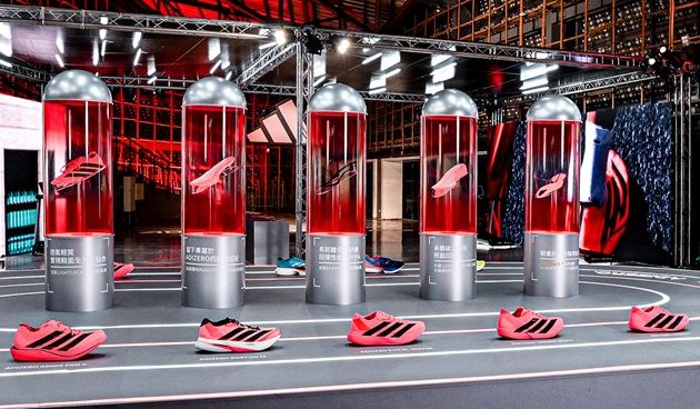 adidas《HOUSE OF SPEED破速特區》「ADIZERO科技解密」展示ADIZERO冠軍跑鞋家族。(圖/品牌業者提供)